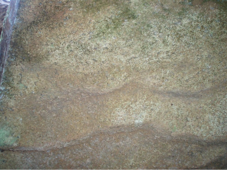 Parte inferior dunha das pedras do corredor do dolmen de A Piosa [Foto E.D.R.]